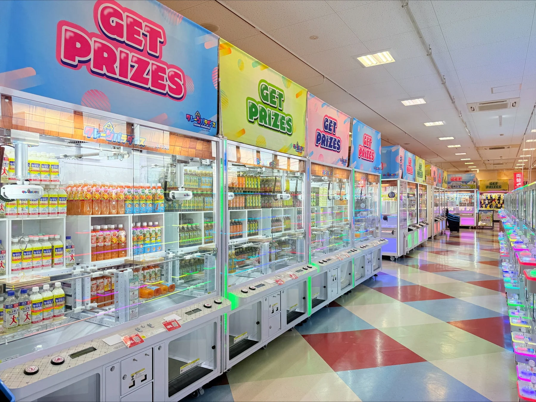 クレーンゲーム機が並ぶ店内、景品は飲料