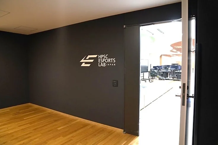 HPSC ESPORTS LAB JAPANのロゴが描かれた壁とガラス扉
