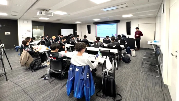 講義を受ける多数の若い参加者