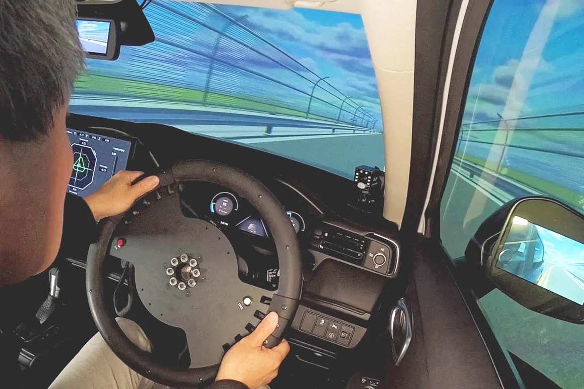 運転シミュレーターのコックピット視点