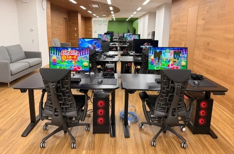 ゲーミングPCとチェアが並ぶeスポーツ施設