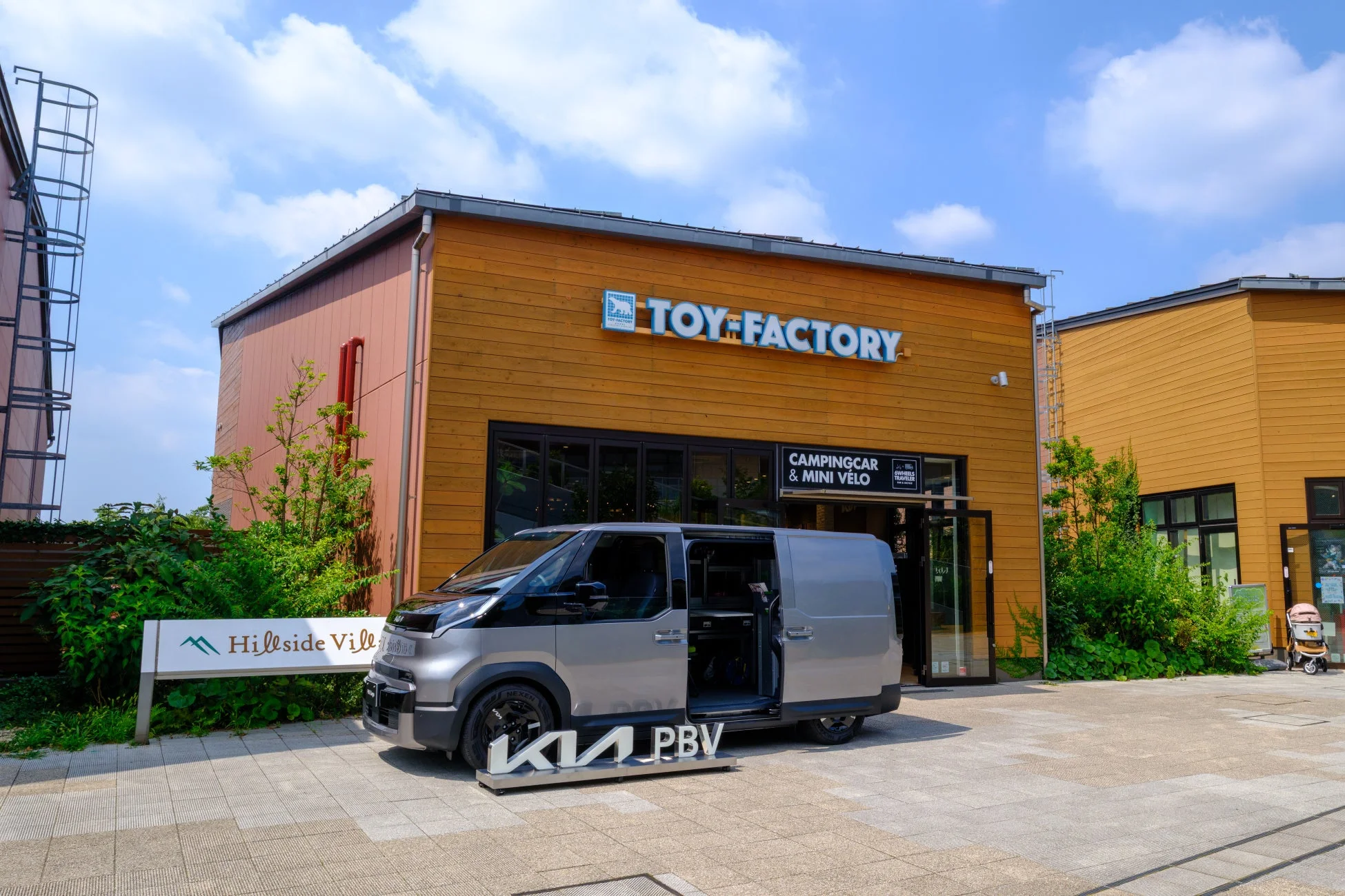 Kia PBV 東名横浜の店舗外観とPV5