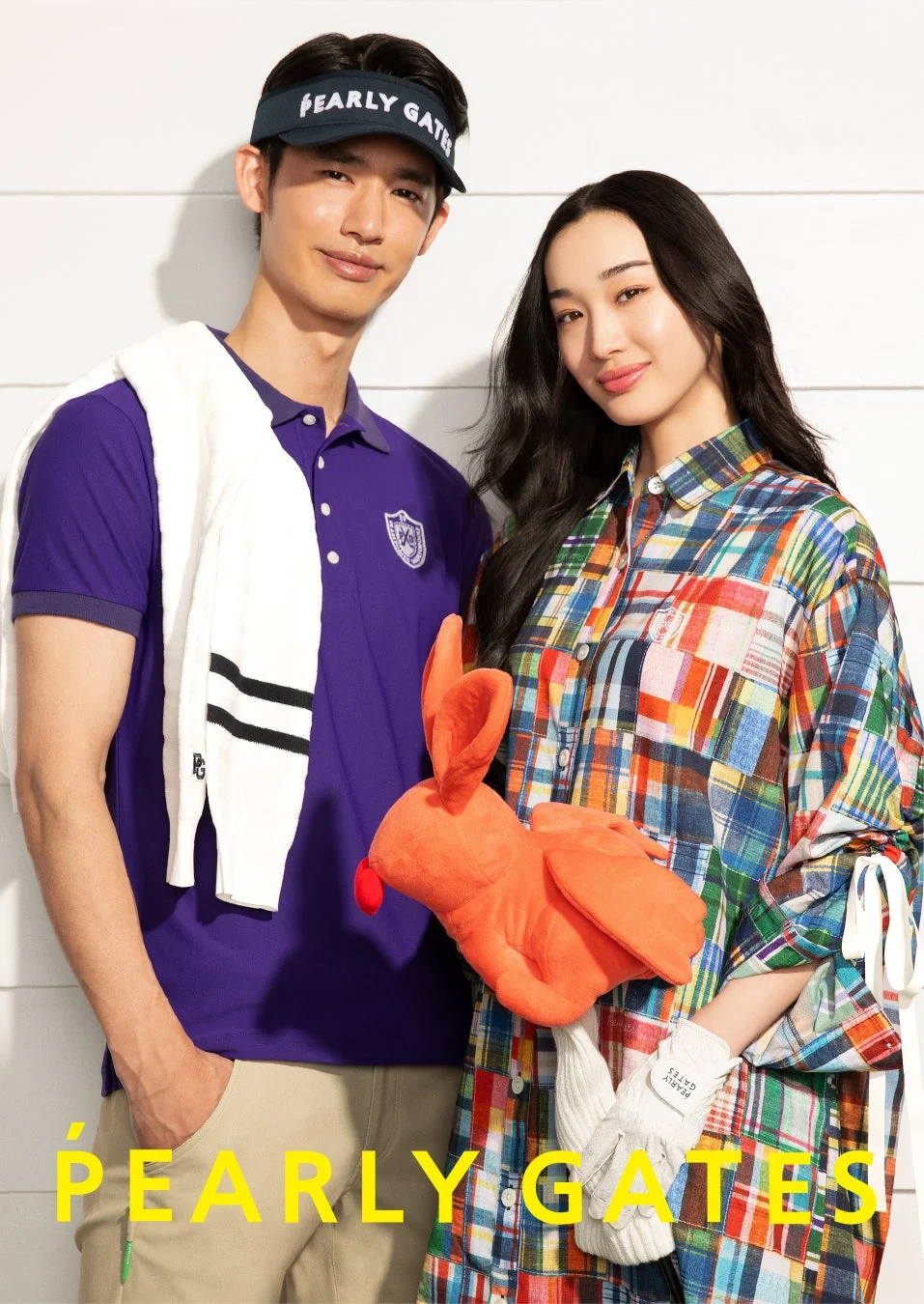 PEARLY GATESのゴルフウェアを着た男女モデル