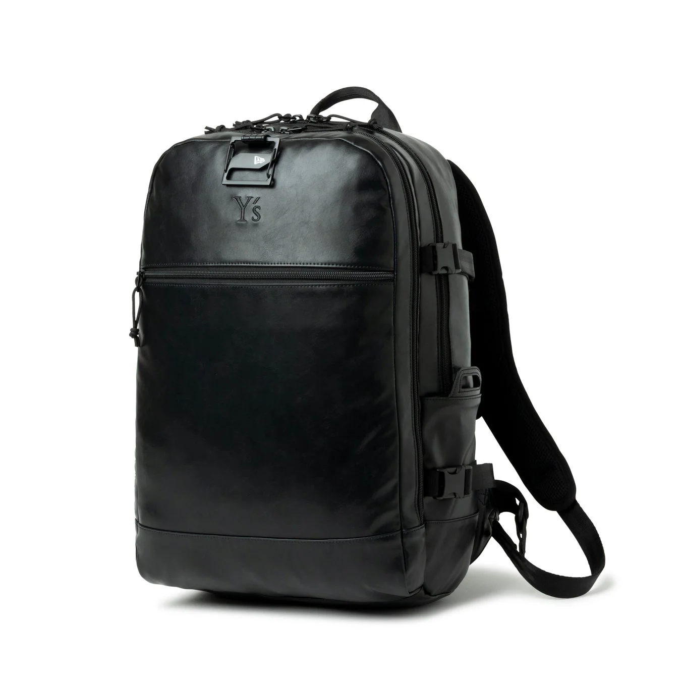 Y'sとNEW ERAのロゴが入った黒いレザー調のバックパック
