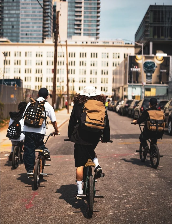 都市でのサイクリングシーン