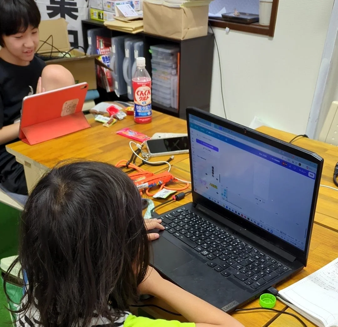 子供たちがPCやタブレットを使う様子