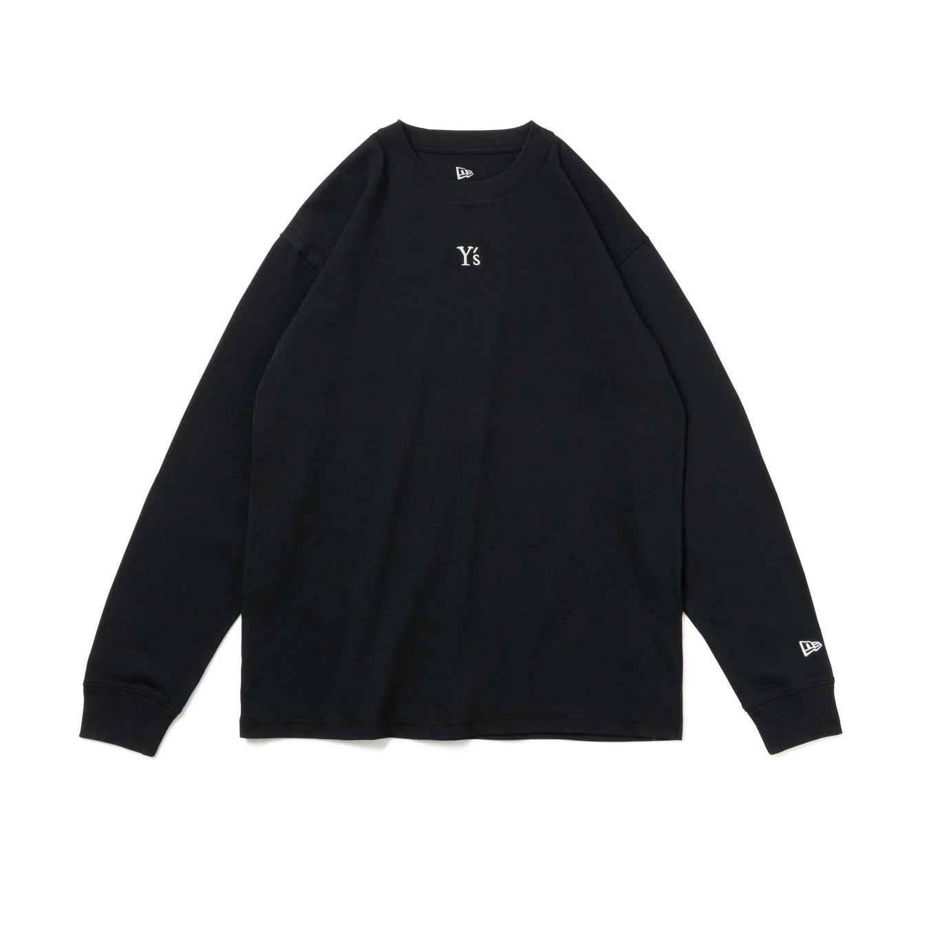 Y'sのロゴとNew Eraのロゴが入った黒い長袖Tシャツ