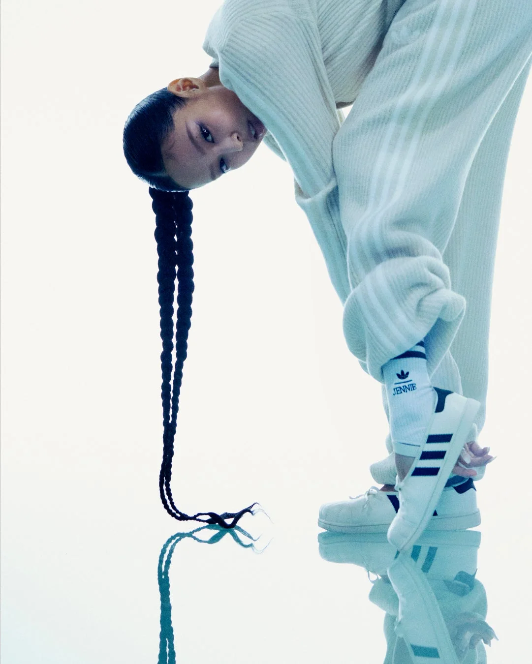 JENNIEが白いリブニットとスニーカーを着用