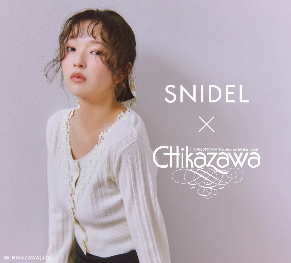 白いレースのトップスを着た女性のポートレート。SNIDELとChikazawaのコラボレーションを告知するファッションイメージで、上品で可愛らしい雰囲気を表現しています。