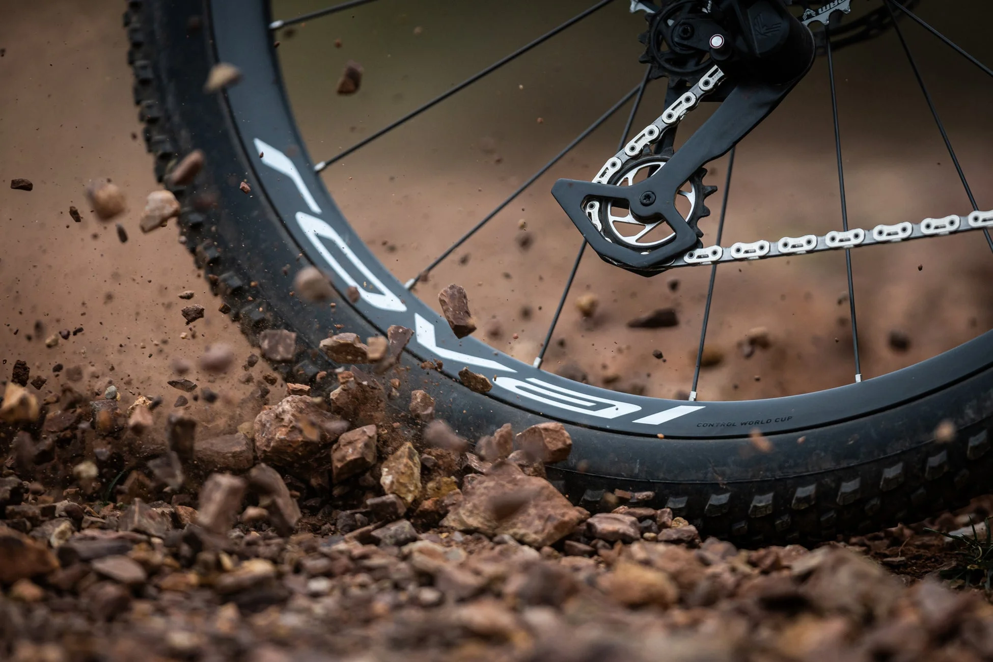 マウンテンバイクのリアホイールがオフロードを走行