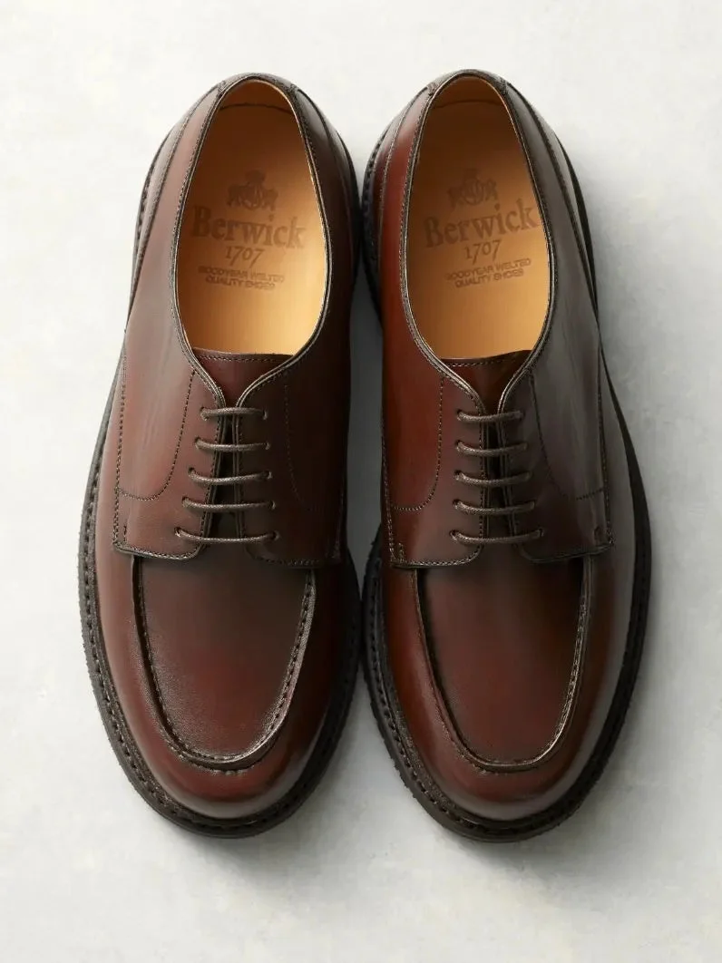 Berwick 1707のUチップダービーシューズ