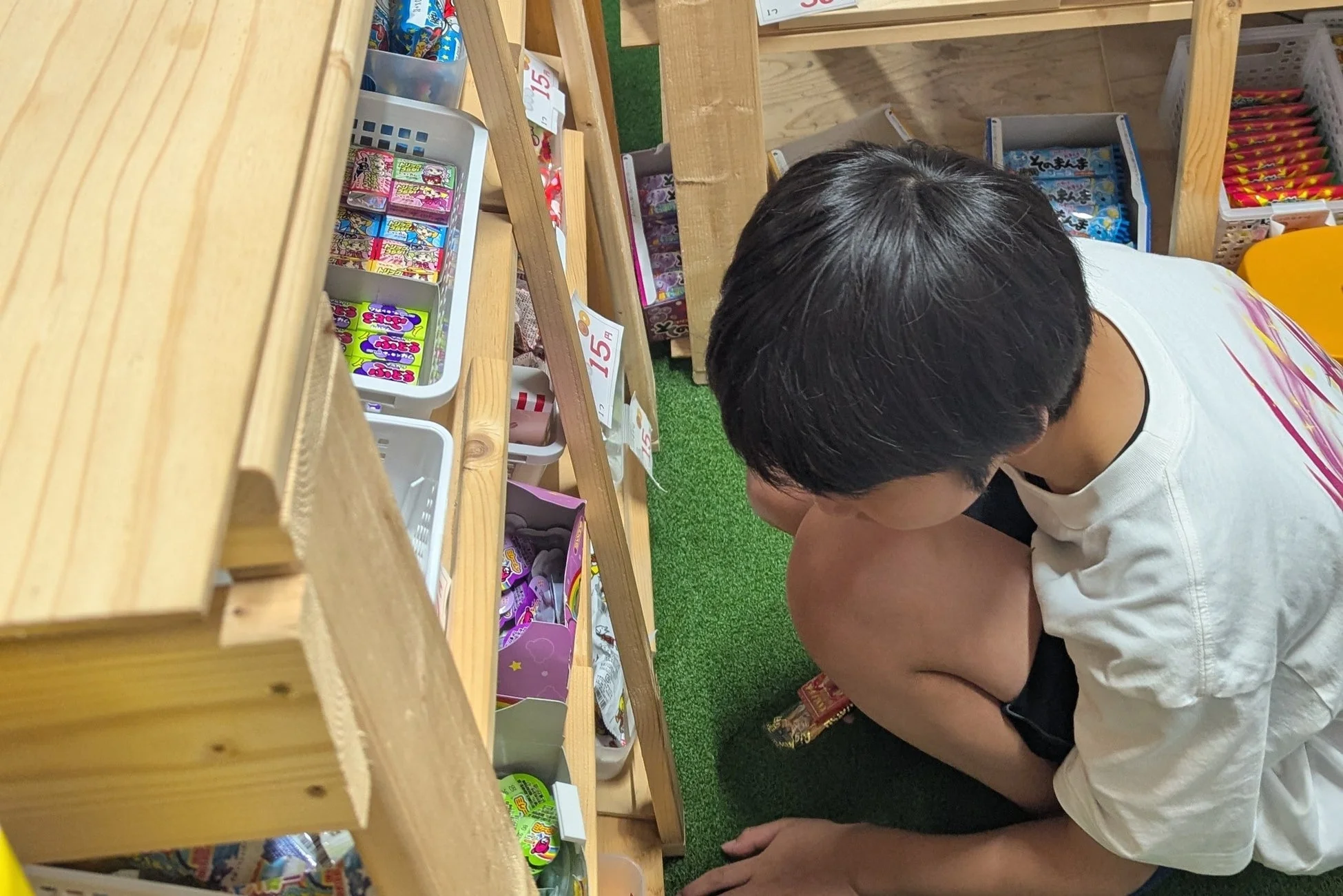 少年が駄菓子を選ぶ様子