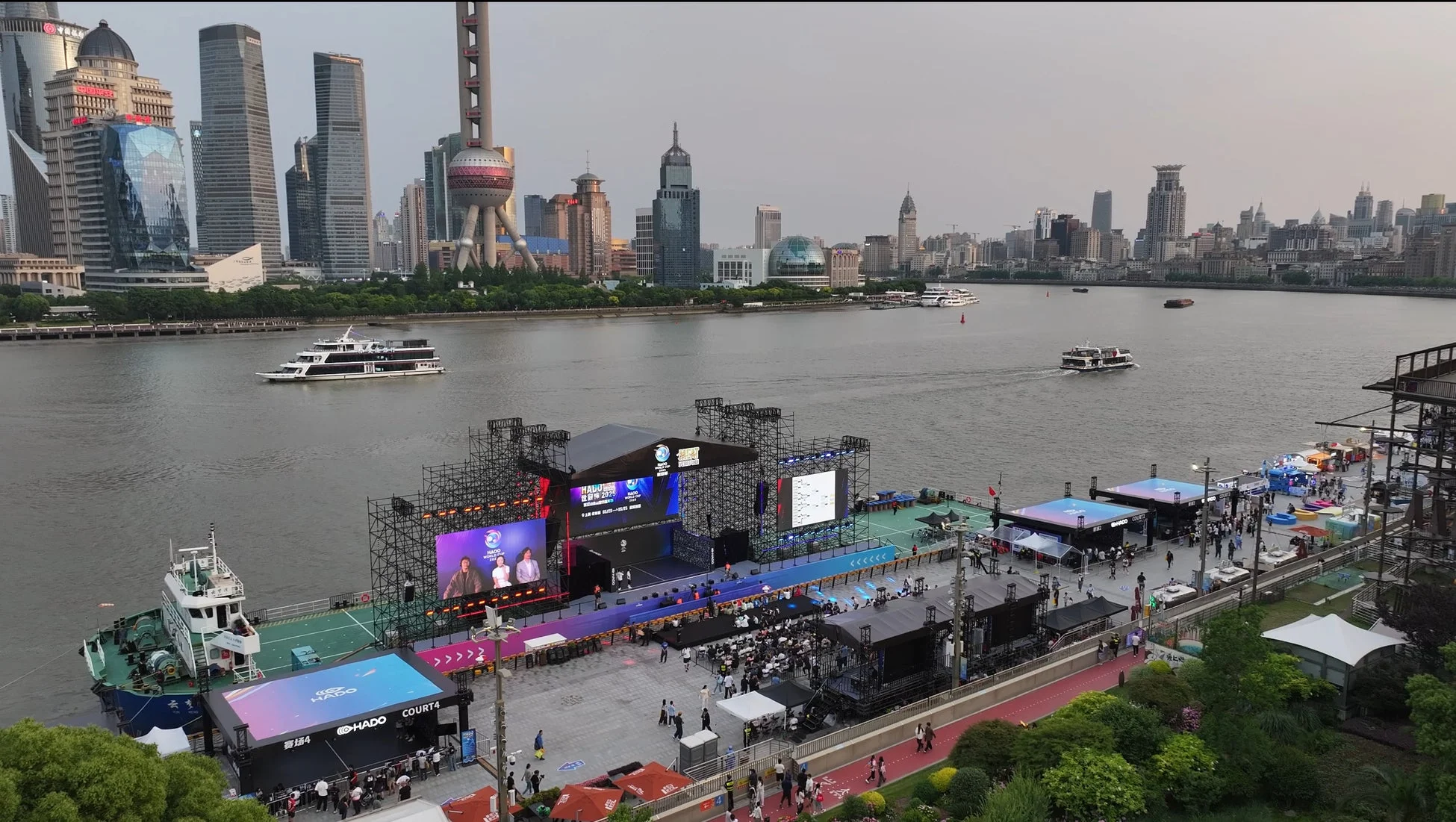 上海の川沿いの屋外イベント会場