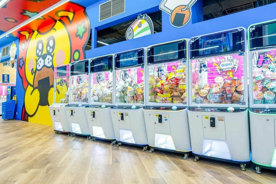 カップ麺やスナック菓子が景品のクレーンゲーム