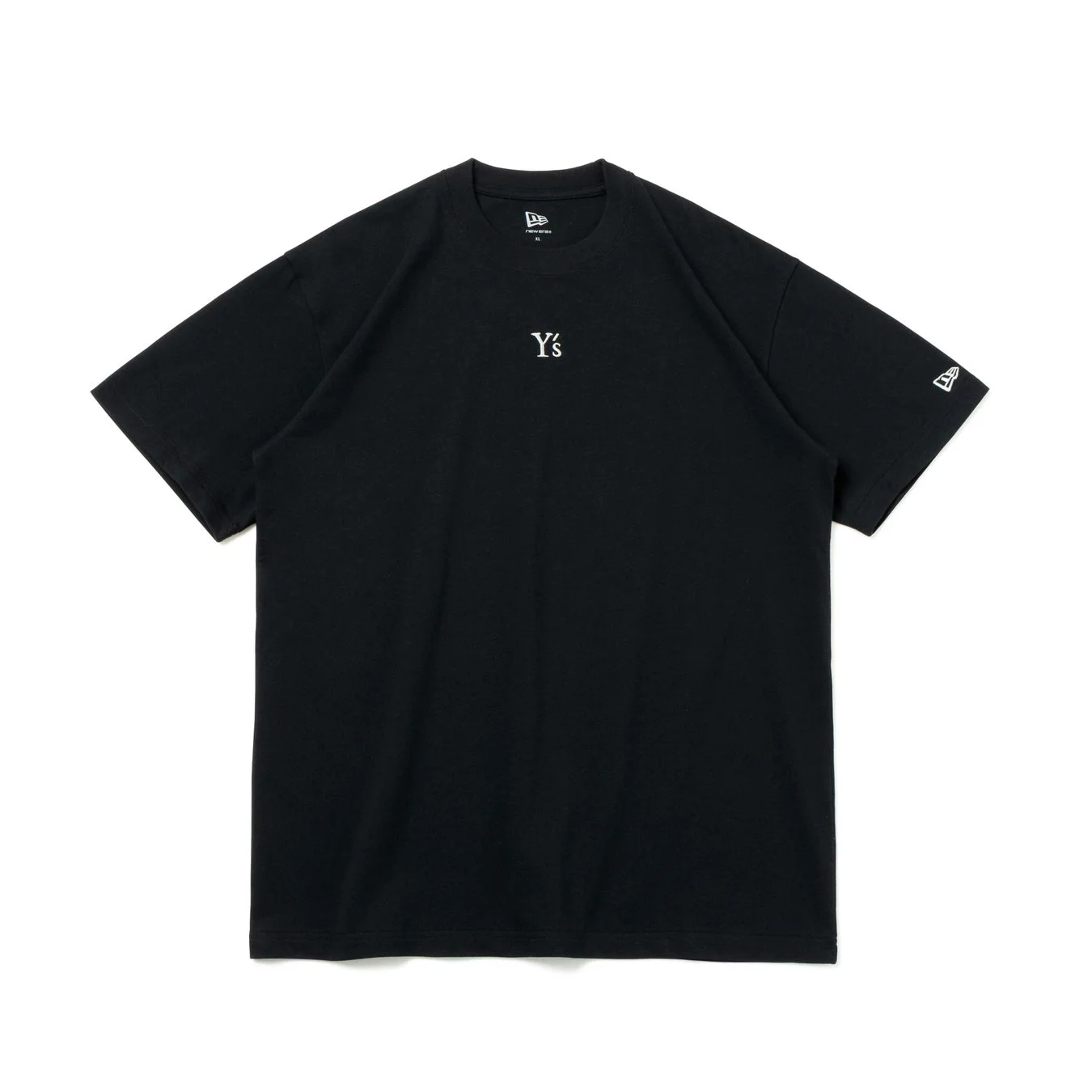 Y'sロゴが胸元にプリントされた黒い半袖Tシャツ