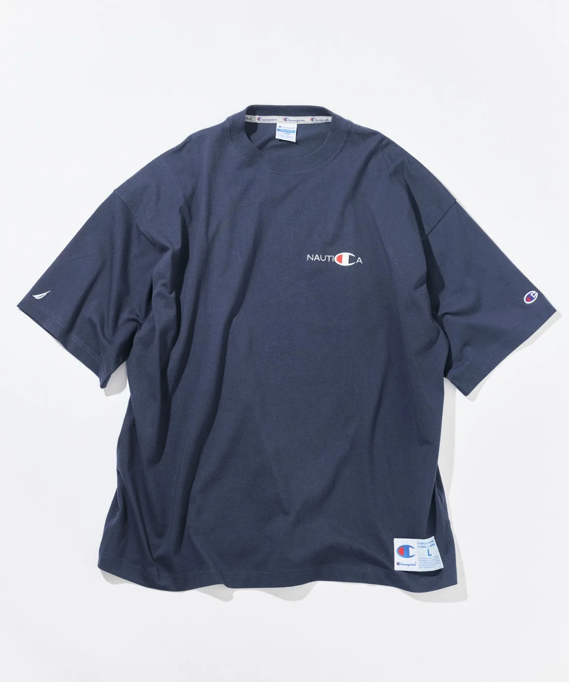 ネイビーの半袖Tシャツ