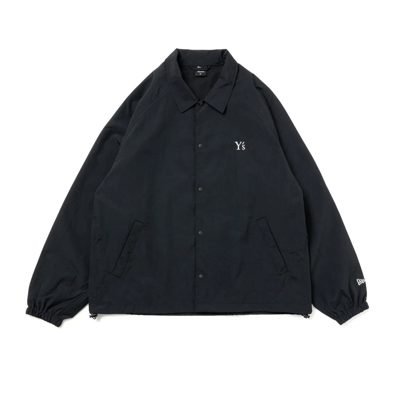 Y'sとNew Eraのロゴが入った黒いコーチジャケット