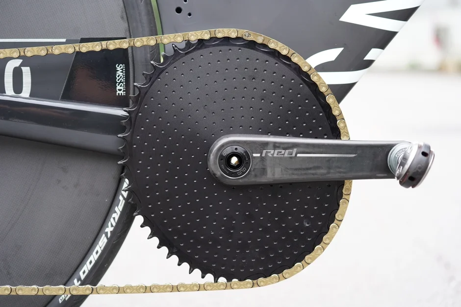 高性能な競技用自転車のドライブトレイン部分をクローズアップ。SRAM REDクランク、Quarqパワーメーター、エアロディスクチェーンリング、ゴールドチェーンが特徴的。
