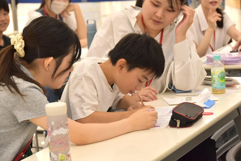 子供や若者が机に向かい、集中して勉強や学習に取り組んでいる様子
