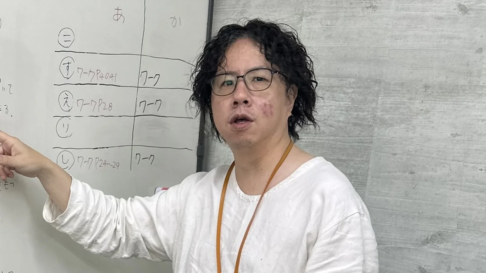 「パソコン苦手」でもAIで本を出版！就職氷河期世代の塾長が日英同時刊行、業務効率化の実践記録