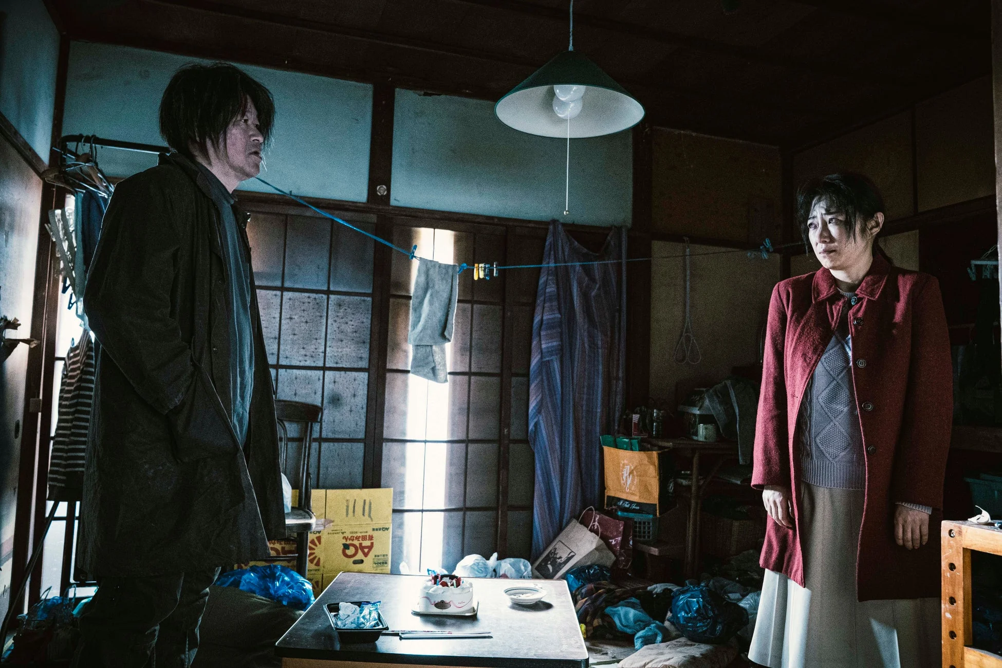 薄暗い部屋で向かい合う男女