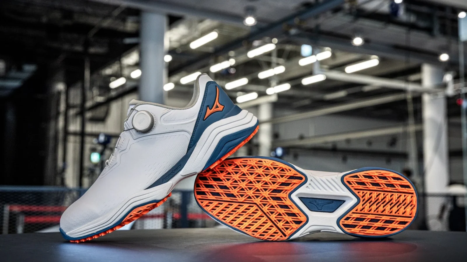 ミズノ、スイング解析でグリップ力と安定性を高めたスパイクレスゴルフシューズ「MIZUNO NEO IMPACT」シリーズを発売