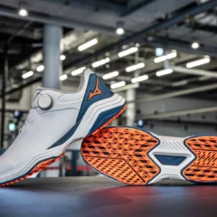 ミズノ、スイング解析でグリップ力と安定性を高めたスパイクレスゴルフシューズ「MIZUNO NEO IMPACT」シリーズを発売