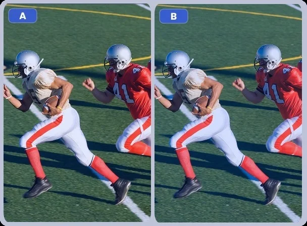 アメリカンフットボールの試合中にボールを持って走る選手と、それを追いかける選手が写っています。画像は左右に分割されており、AとBのラベルが付いています。緑のフィールドで、選手たちはヘルメットとユニフォームを着用しています。
