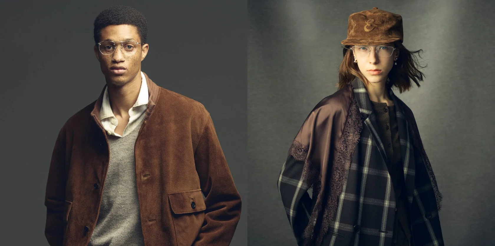 眼鏡をかけた男女2人のモデルが写るファッションポートレート。男性はブラウンのジャケットとセーター、女性はチェック柄のジャケットとキャップを着用し、共に知的な印象の眼鏡をかけています。秋冬のスタイリッシュなファッションを提案しています。