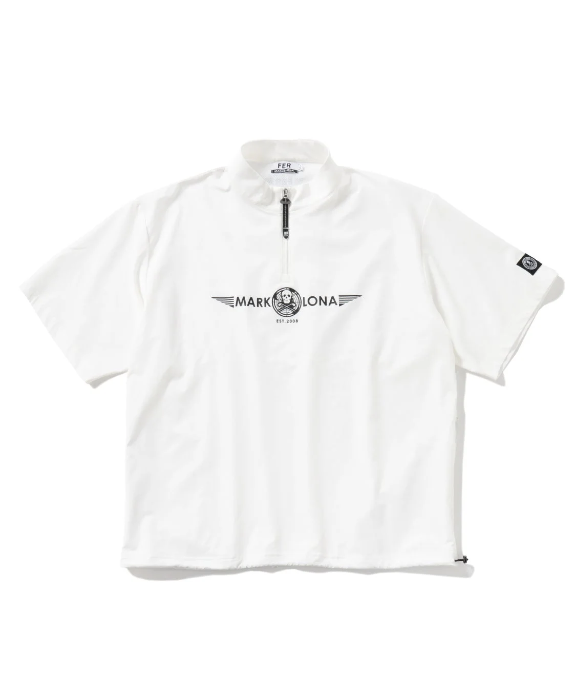 白い半袖のハーフジップTシャツ