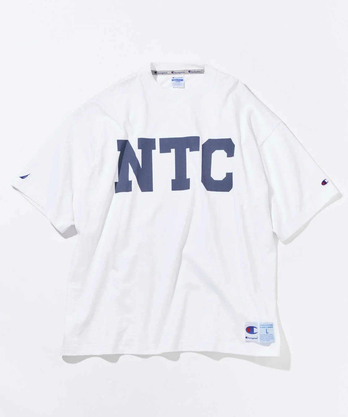 白地の半袖Tシャツ