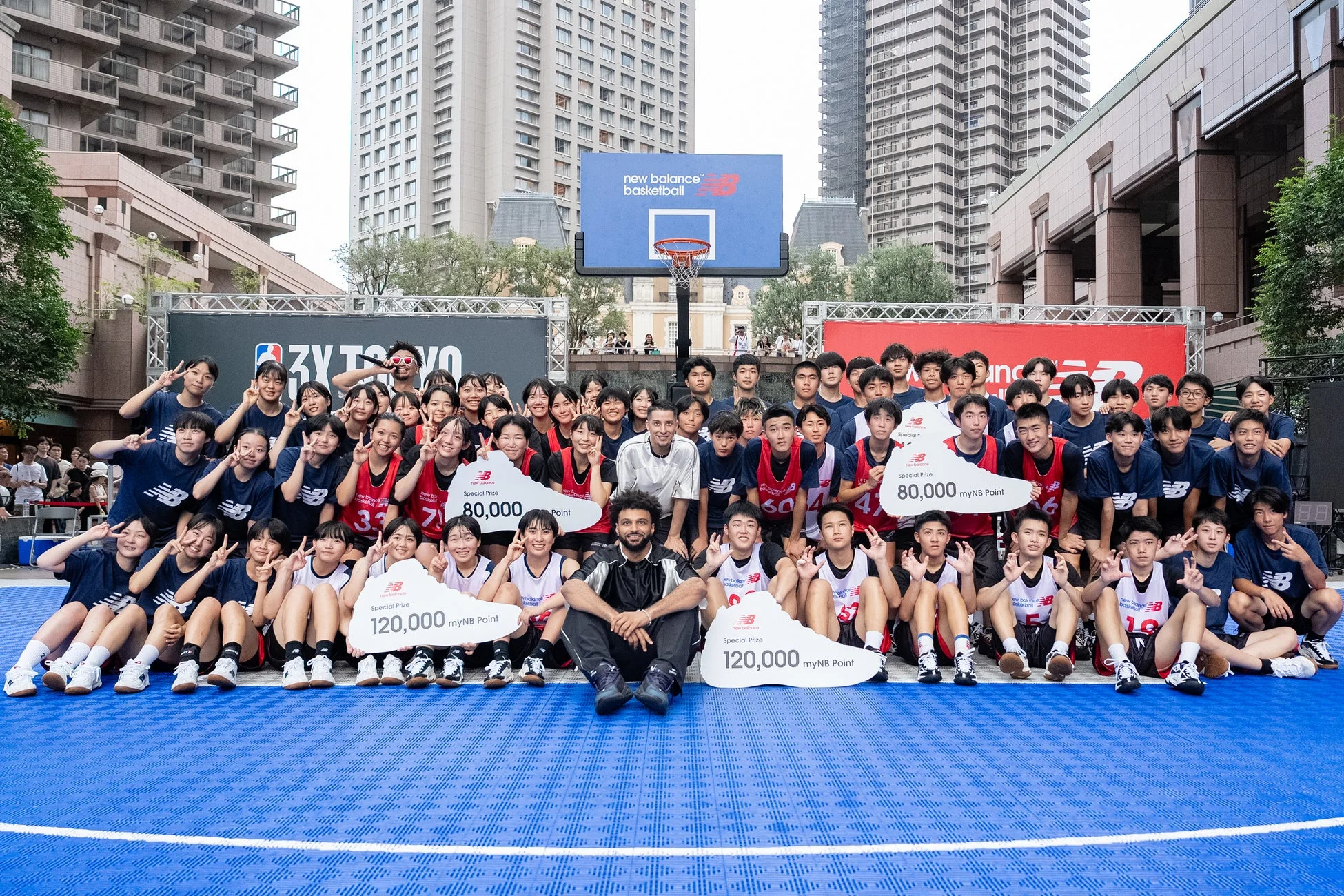ニューバランスのバスケットボールイベントで、多くの若者が集合写真を撮っています。