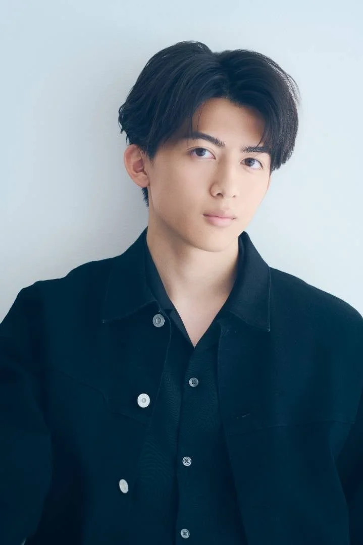 黒いシャツを着た若い男性のポートレート