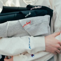 RHC ロンハーマンとChampionがコラボ！袖にメッセージ刺繍を施した特別なスウェットコレクションが登場