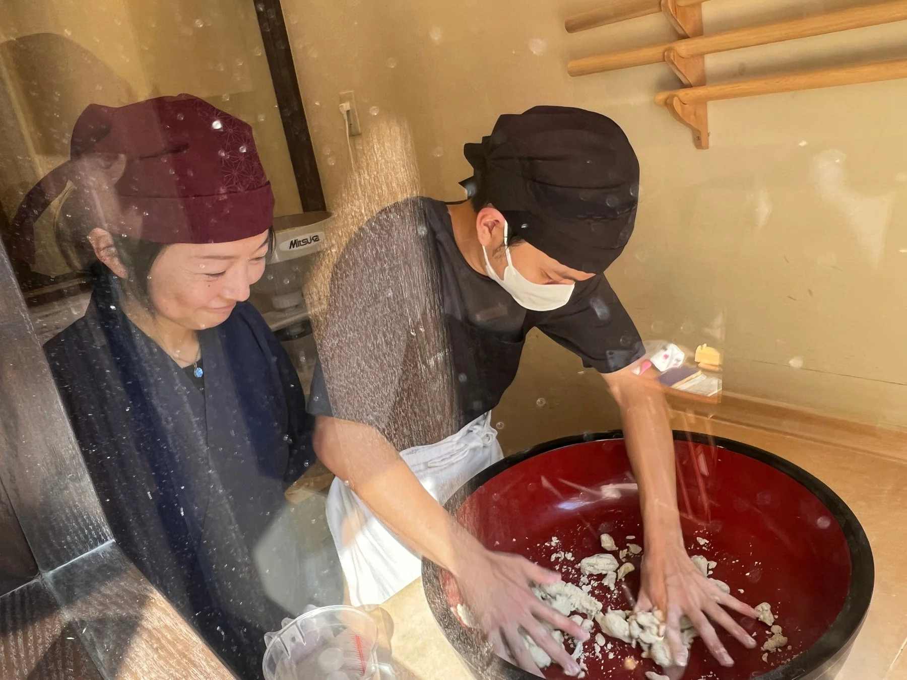 職人が生地を捏ねる様子
