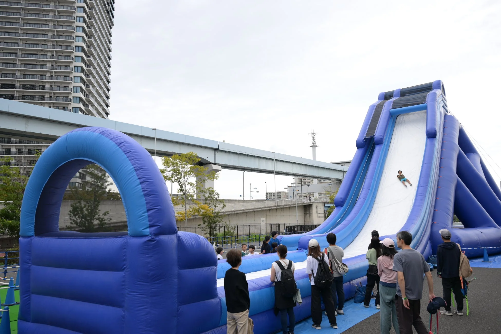 巨大な青いインフレータブルスライダー