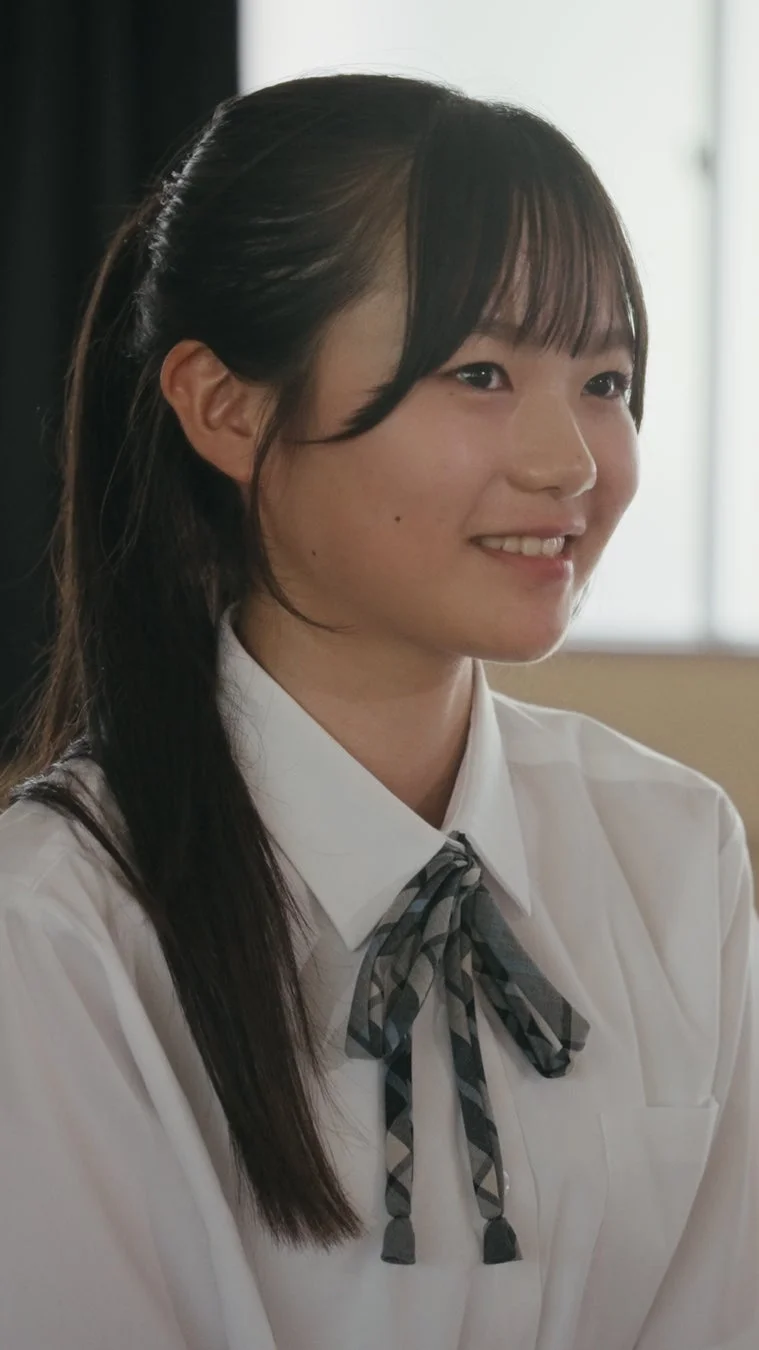 白いシャツにリボンをつけた若い女性のポートレート