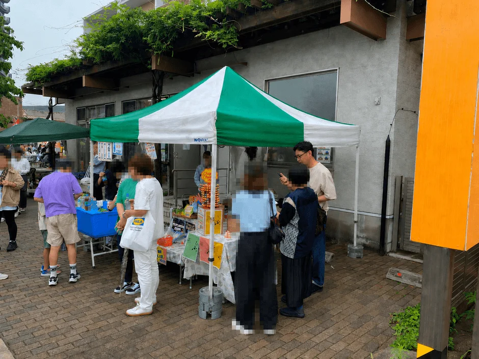 屋外の市場または屋台イベント
