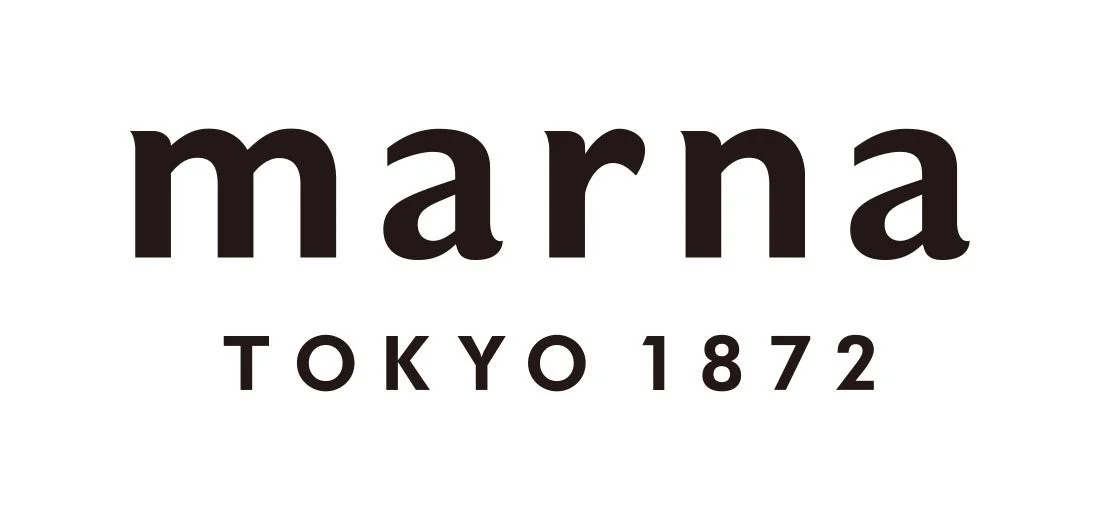白い背景に、黒い文字で「marna」というブランド名とその下に「TOKYO 1872」と記されたロゴマークです。シンプルで視認性の高いデザインです。