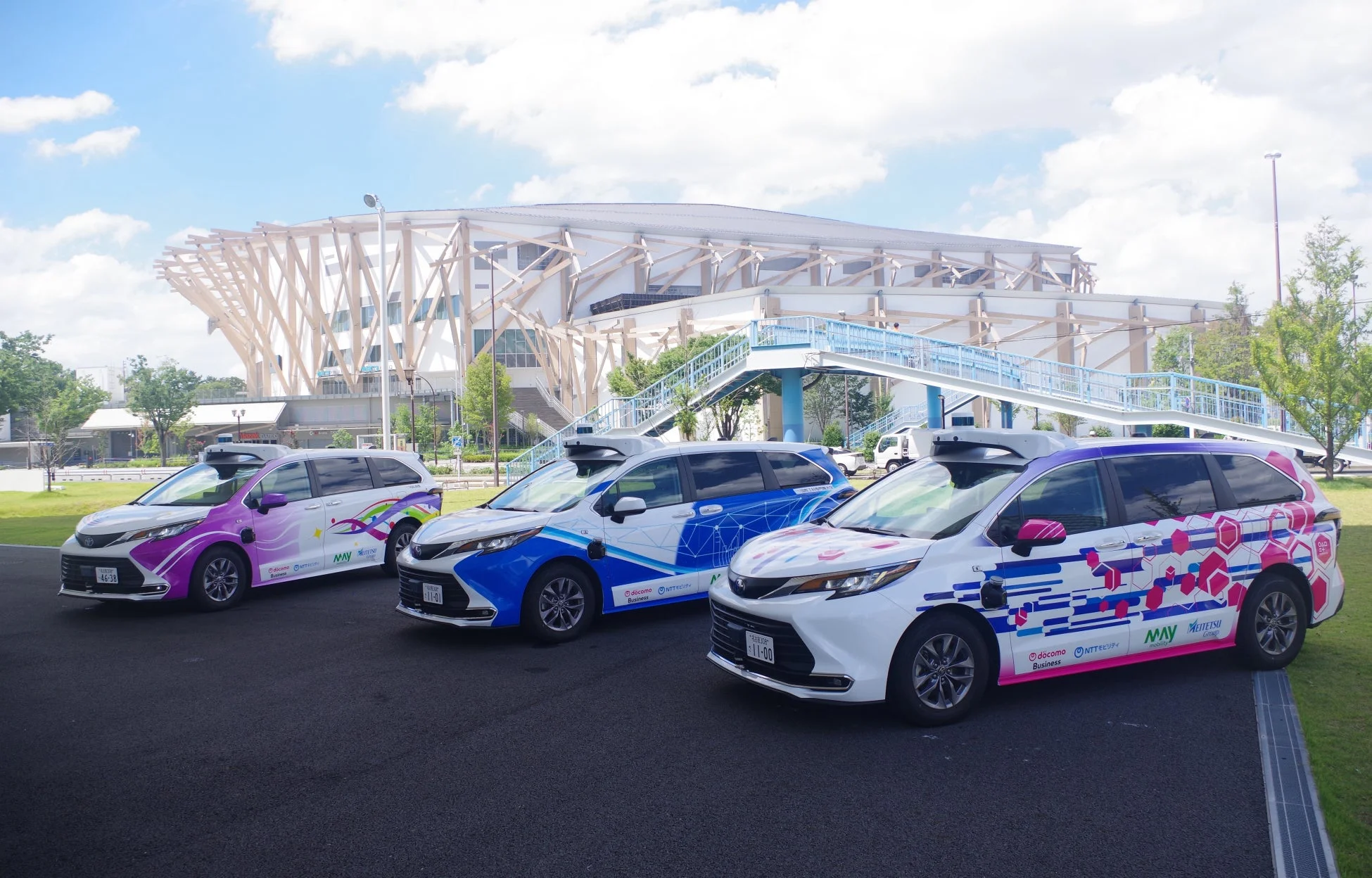 カラフルな自動運転ミニバン3台