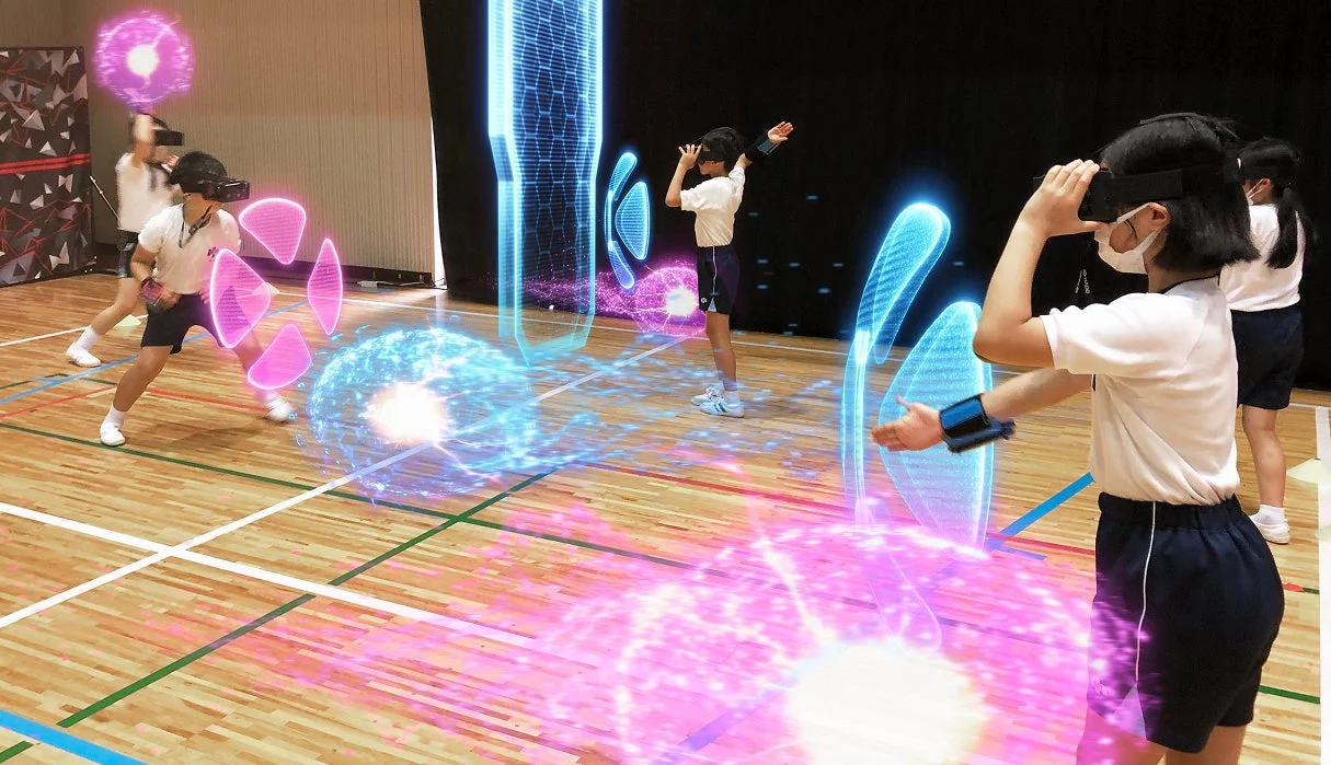 体育館でVRヘッドセットを装着して遊ぶ子供たち