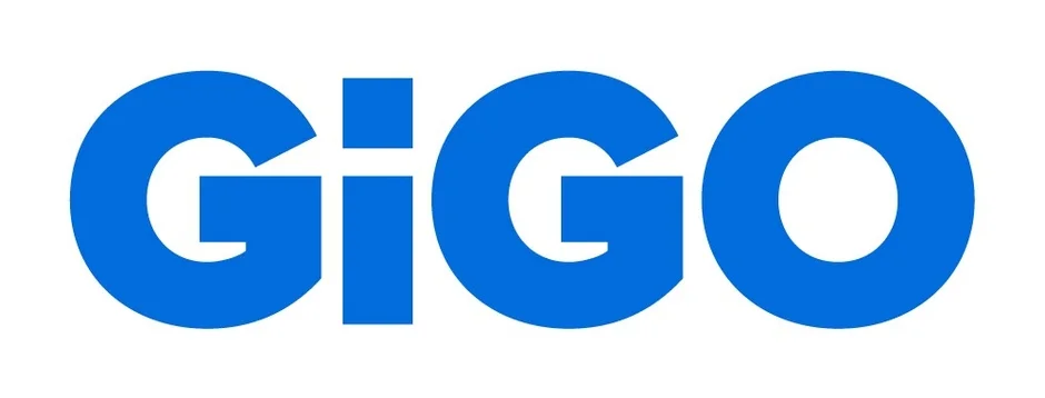 GiGOロゴ。白い背景に青い文字で「GIGO」と書かれたロゴマークです。