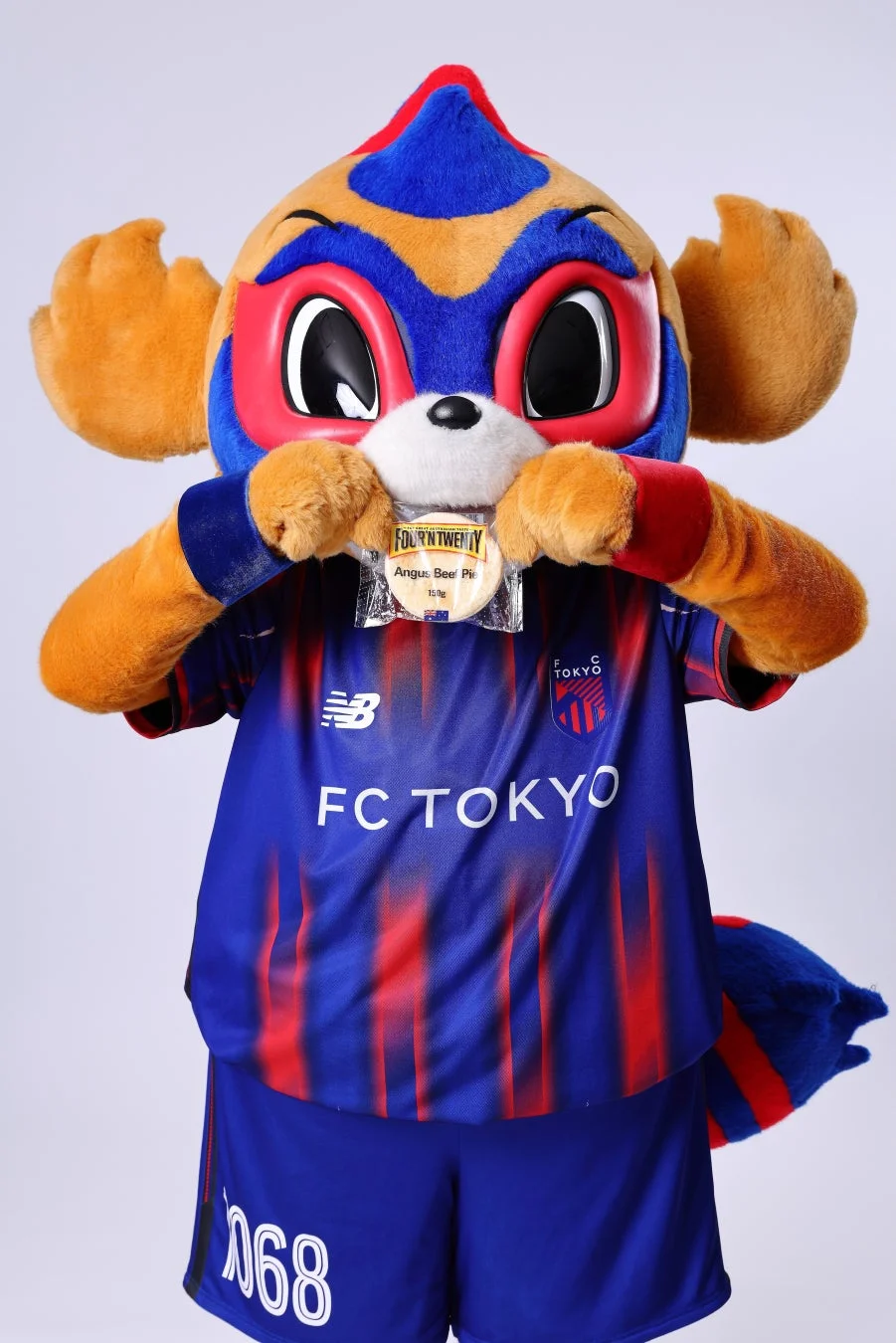 FC東京のマスコット「東京ドロンパ」とミートパイ