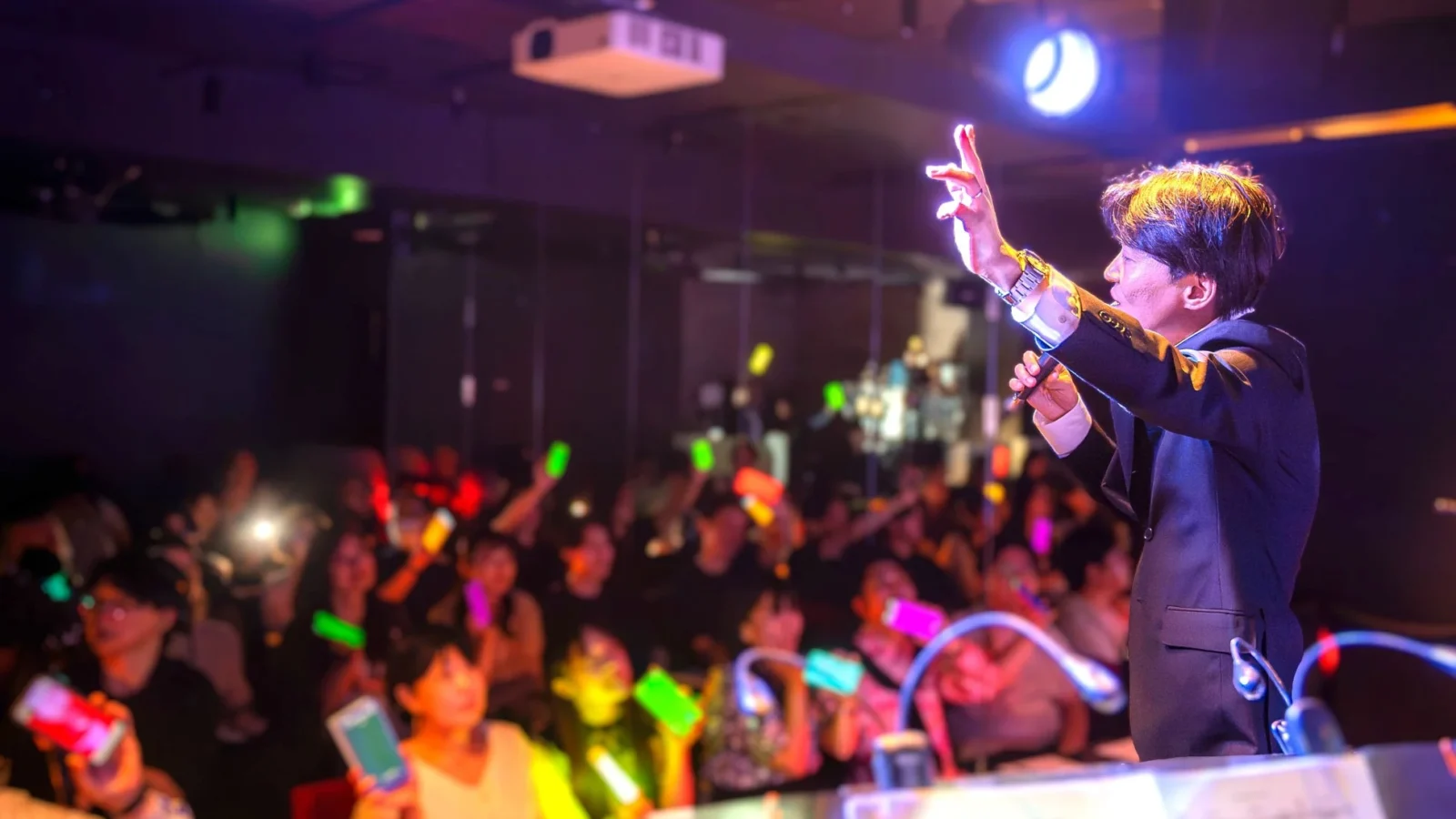 スマホが彩るジャズライブ！YEAAHの「ペンライト de YEAAHクラウド」が銀座のクラブに新たな一体感