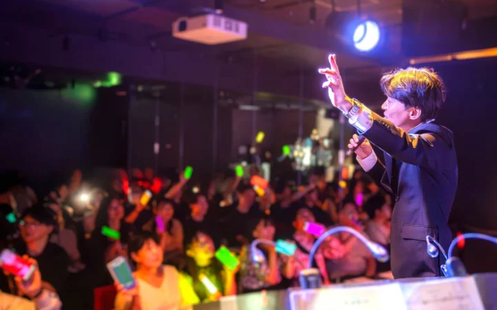 スマホが彩るジャズライブ！YEAAHの「ペンライト de YEAAHクラウド」が銀座のクラブに新たな一体感