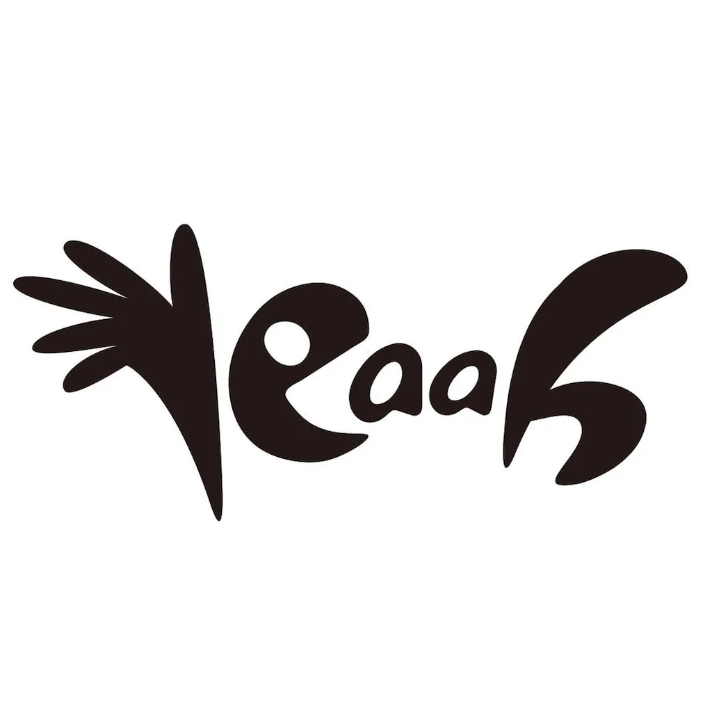 白背景に「Yeaah」という文字がスタイリッシュにデザインされたロゴです。