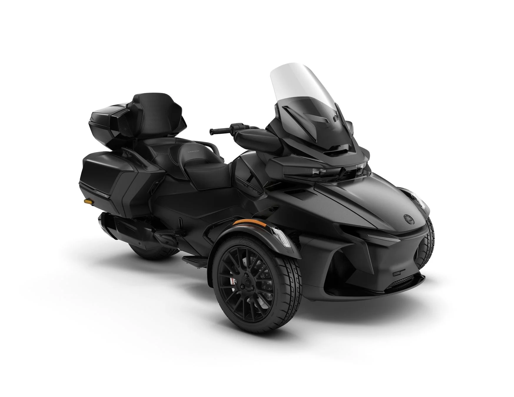 黒色のモダンな三輪バイクが白い背景に置かれています。