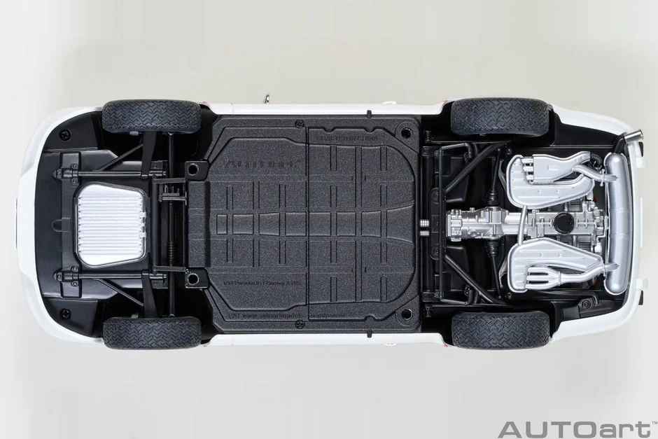 ポルシェ911カレラモデルカーのシャシー裏側