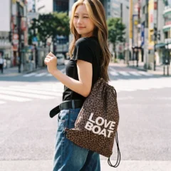 『LOVEBOAT』からトレンドを纏う巾着ナップサックが新登場！平成レトロ・Y2Kファッションにマッチ