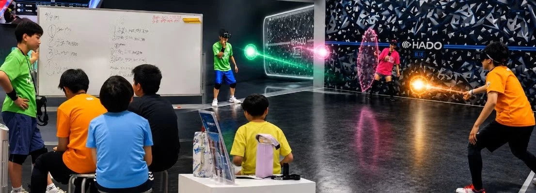 子供たちがARスポーツ「HADO」を体験している様子